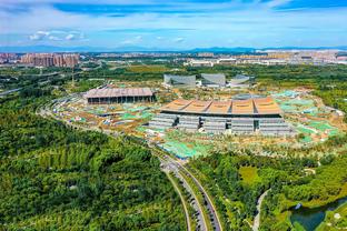 新加坡国家体育场刚刚承办霉霉演唱会，草坪从其他场地移植
